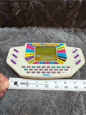 Vintage Tiger Electronics Wheel of Fortune Handheld Game (1995) – Tested-video